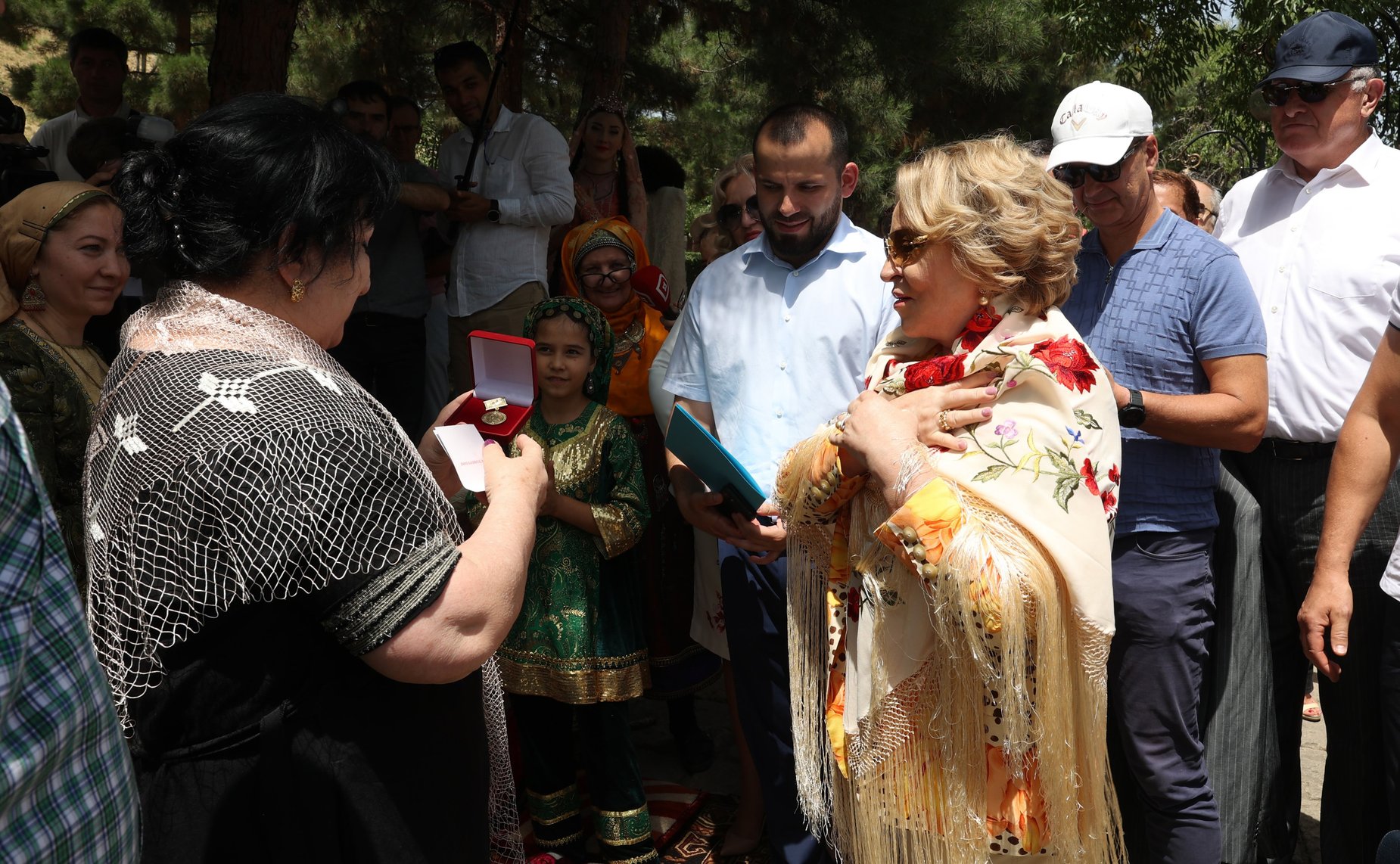 Валентина Матвиенко осмотрела выставку народно-художественных промыслов в Дербенте