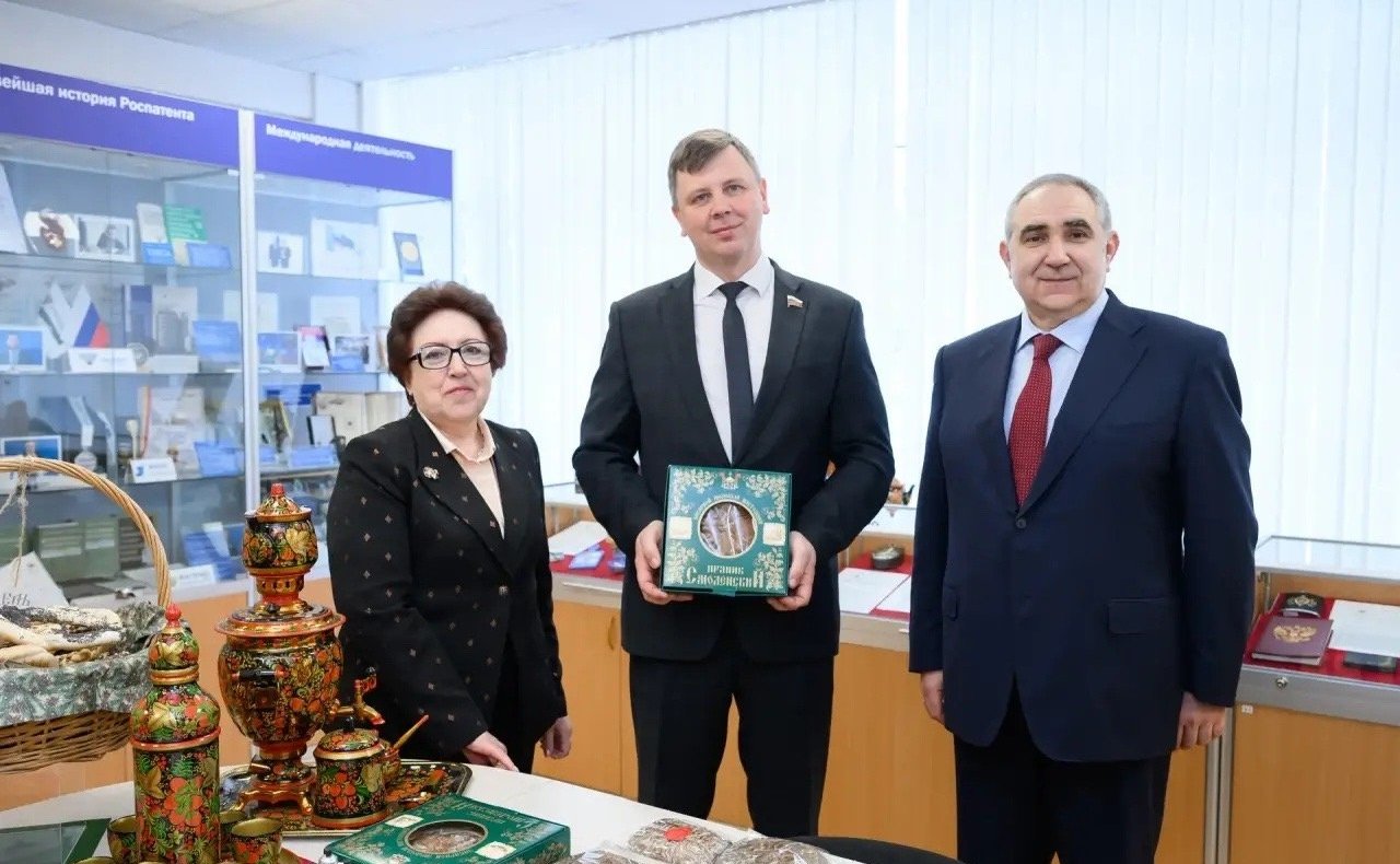 Директор Федерального института промышленной собственности (ФИПС) Олег Неретин вручил Артему Малащенкову свидетельство об исключительном праве на региональный бренд «Смоленская вышивка»