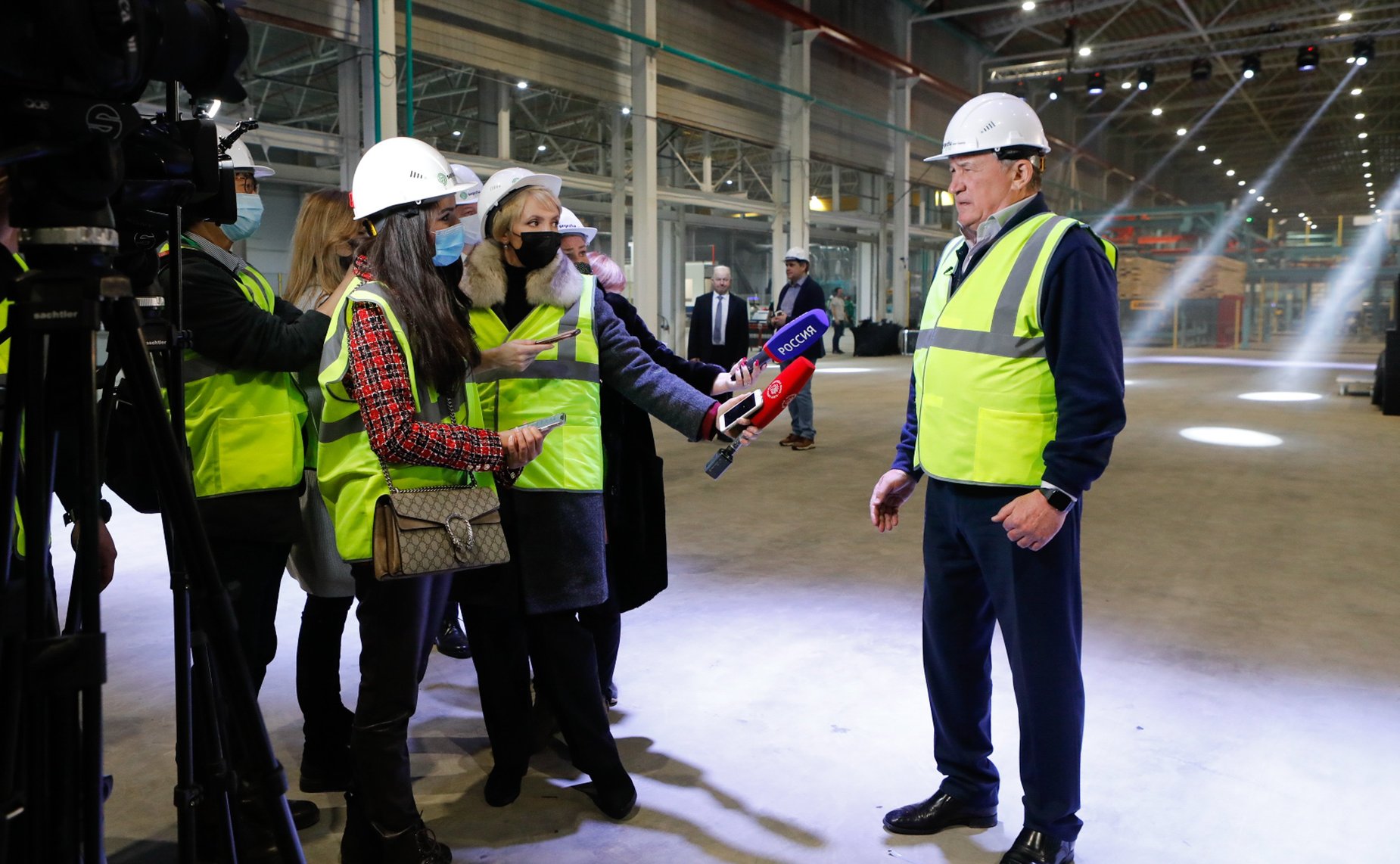 Юрий Воробьев посетил новое предприятие деревообрабатывающей промышленности Вологодской области — завод «Сокол СиЭлТи»