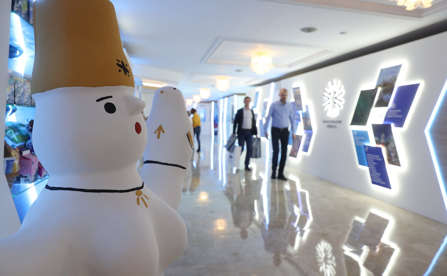 Валентина Матвиенко и губернатор региона Александр Цыбульский осмотрели выставку, посвященную проведению Дней Архангельской области в Совете Федерации