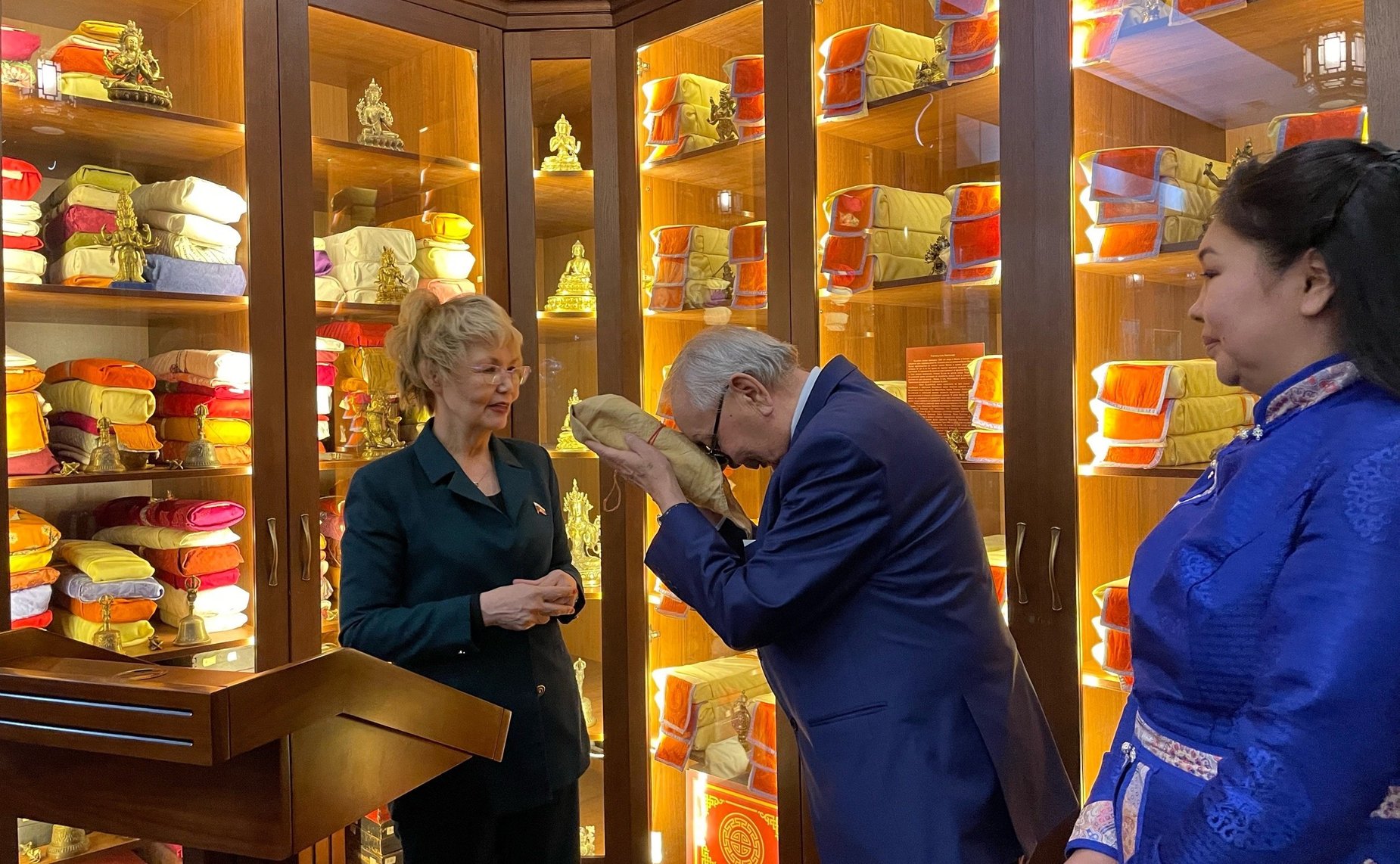 Дина Оюн посетила в Туве открытый в Кызыле храм Тубтен Шедруб Линг