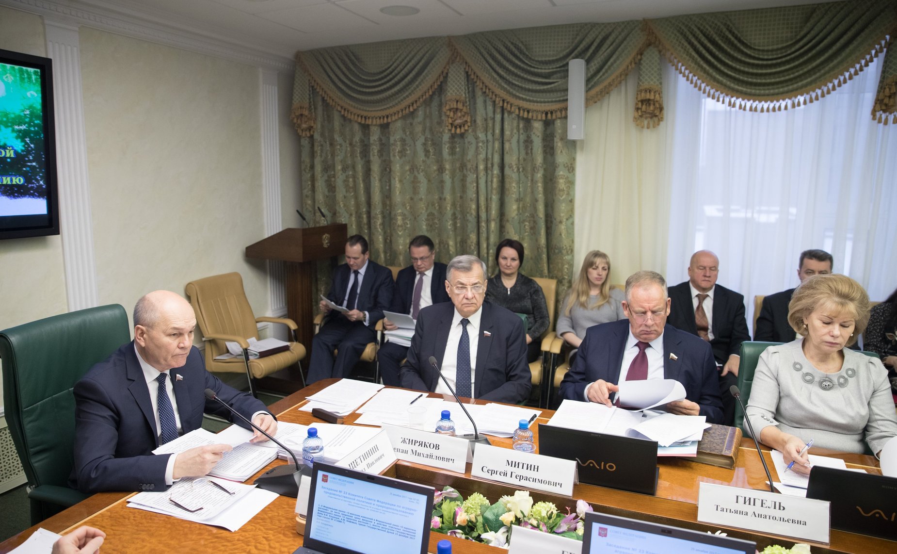 В. Николаев