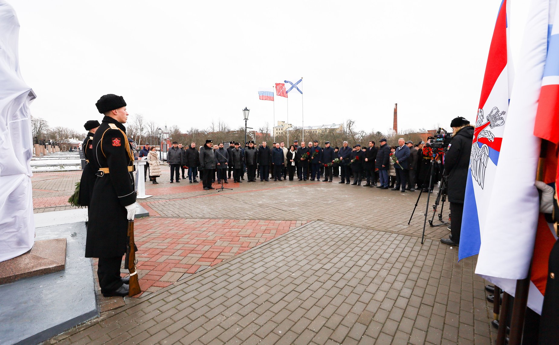 Сенаторы РФ приняли участие в торжественной церемонии открытия памятника Адмиралу флота Советского Союза Исакову Ивану Степановичу