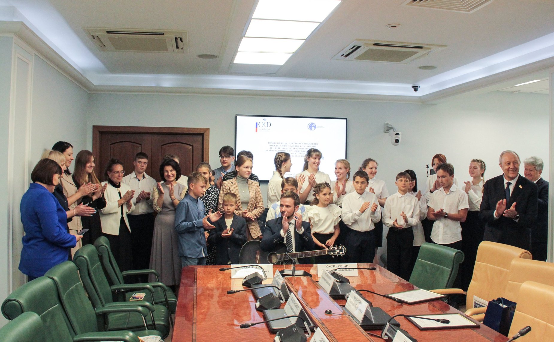 Валерий Радаев наградил победителей седьмого Всероссийского школы-конкурса «Портрет твоего края» 2023 года из Саратовской области и г. Москвы