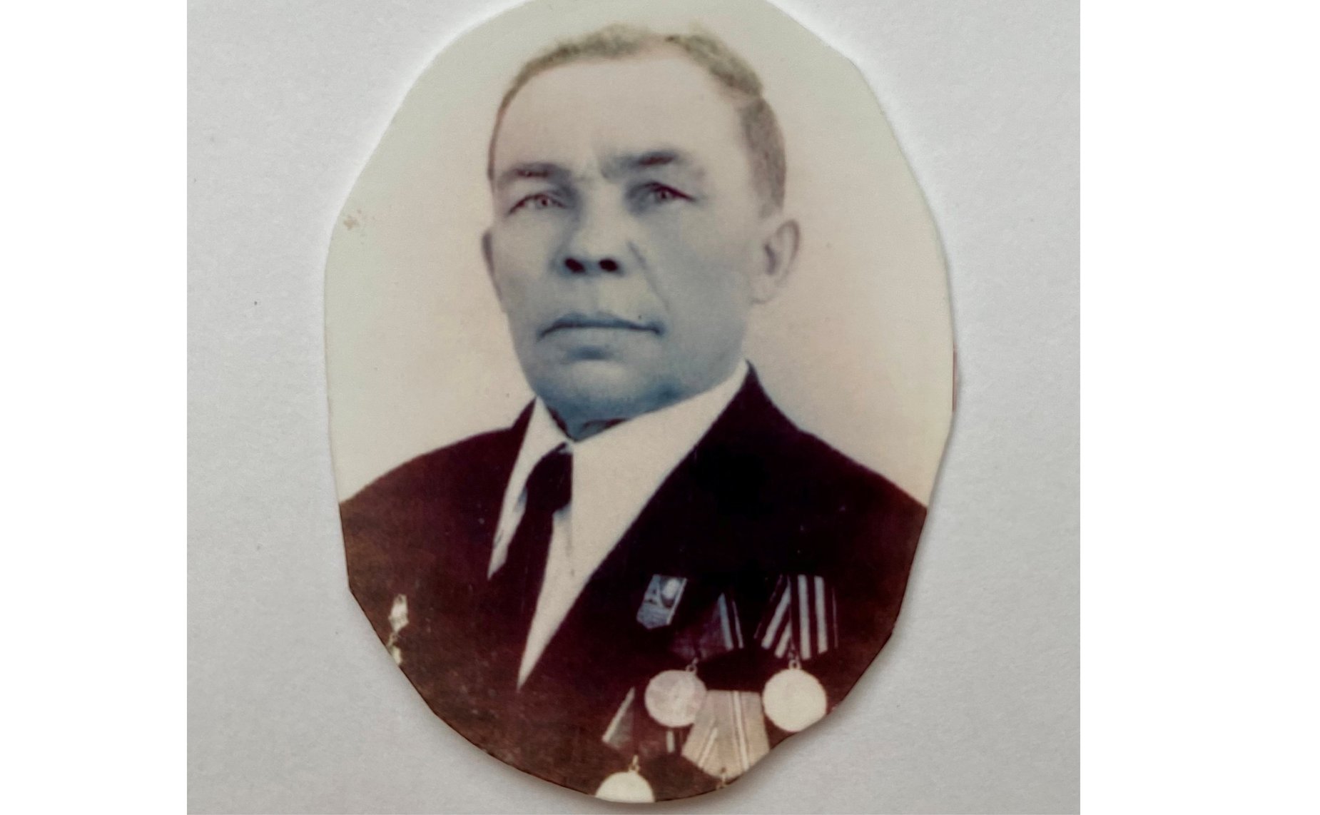 Николай Павлович Киселев. 1916 года рождения. Призван на военную службу в 1939 г. Прошел всю Великую Отечественную войну. Воевал на Белорусском фронте. Сержант. Отец заместителя Председателя СФ Галины Николаевны Кареловой