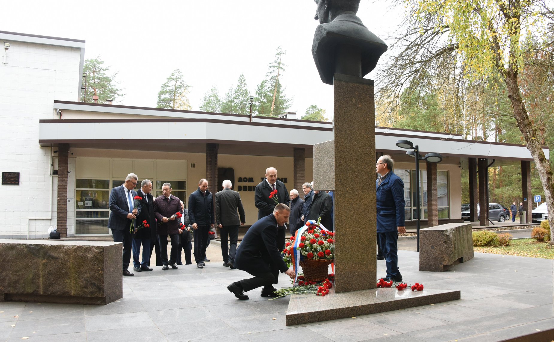 Сенаторы возложили цветы к памятнику испытателям отечественного ядерного оружия