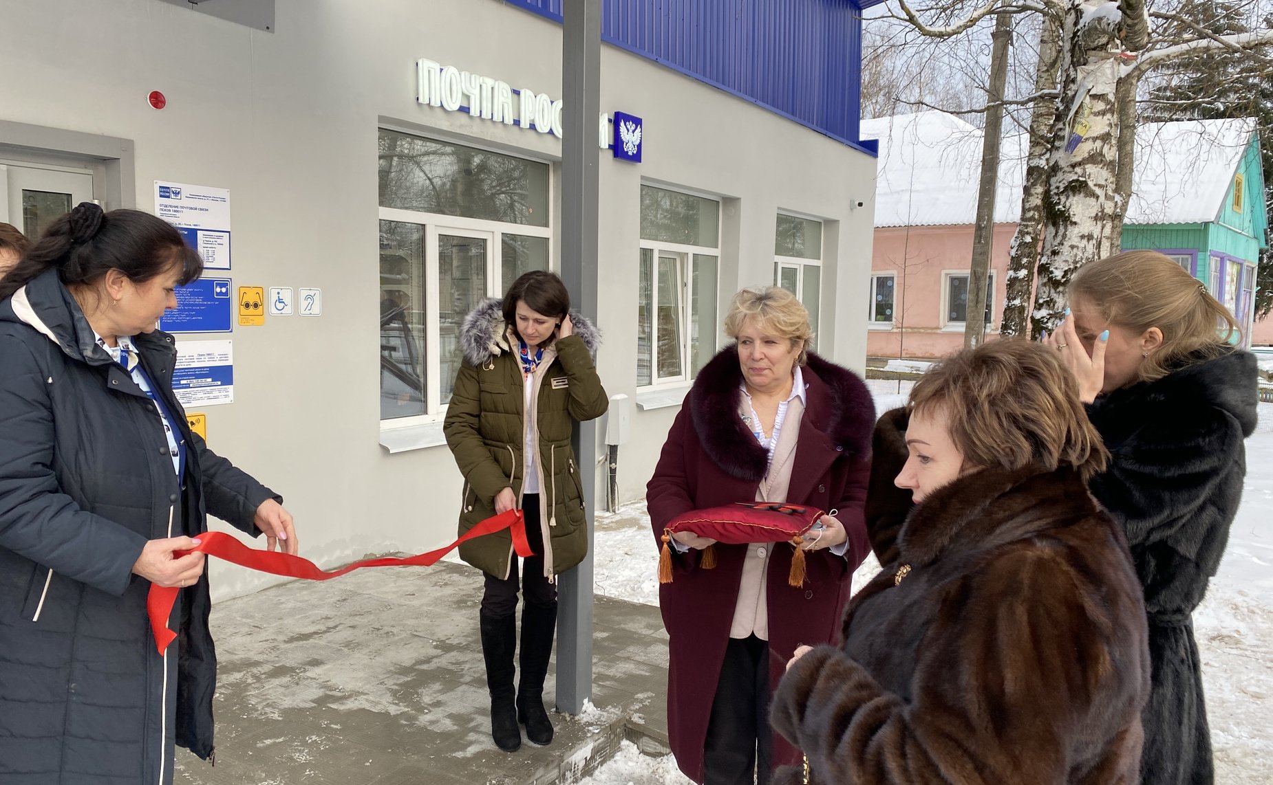 Елена Бибикова в рамках поездки в регион проинспектировала проведение капитального ремонта в отделении «Почты России», расположенном в одном из микрорайонов Пскова