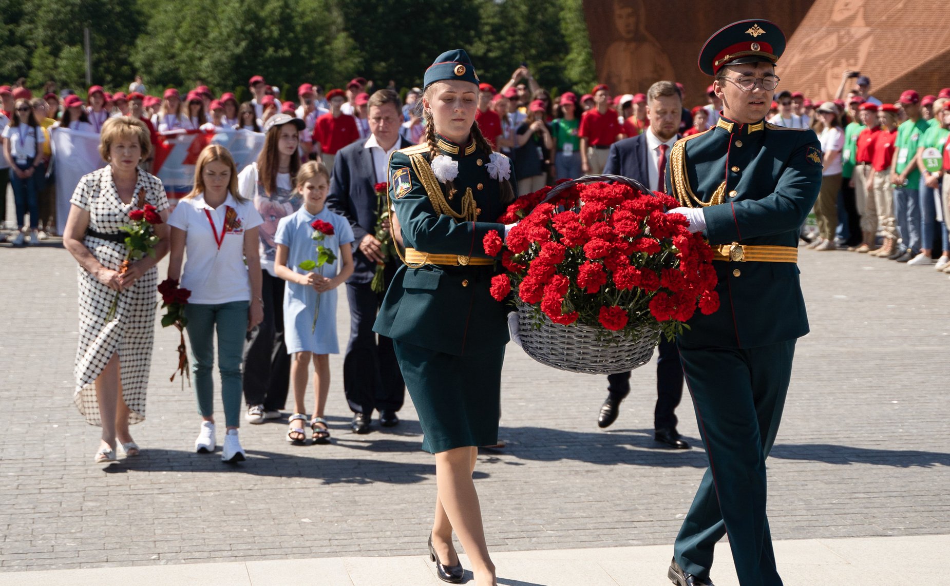 У подножия Мемориала Советскому солдату прошел торжественный митинг, посвященный памяти всех, кто погиб в годы Великой Отечественной войны под Ржевом
