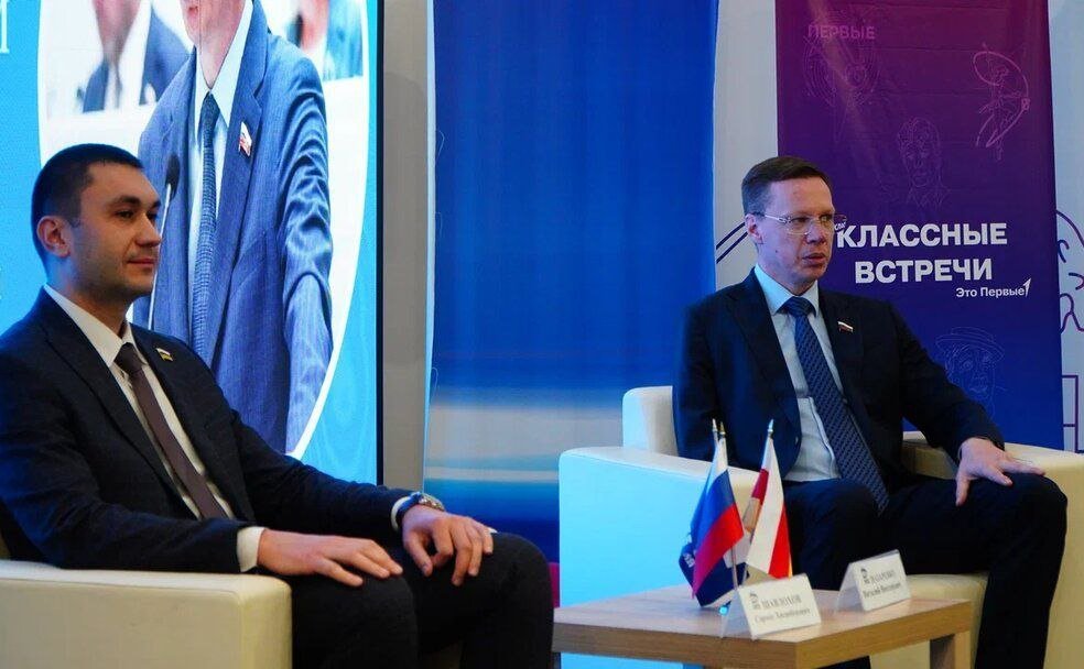 Виталий Назаренко в рамках поездки в регион встретился с активистами регионального отделения Общероссийского патриотического сообщества «Движение первых»