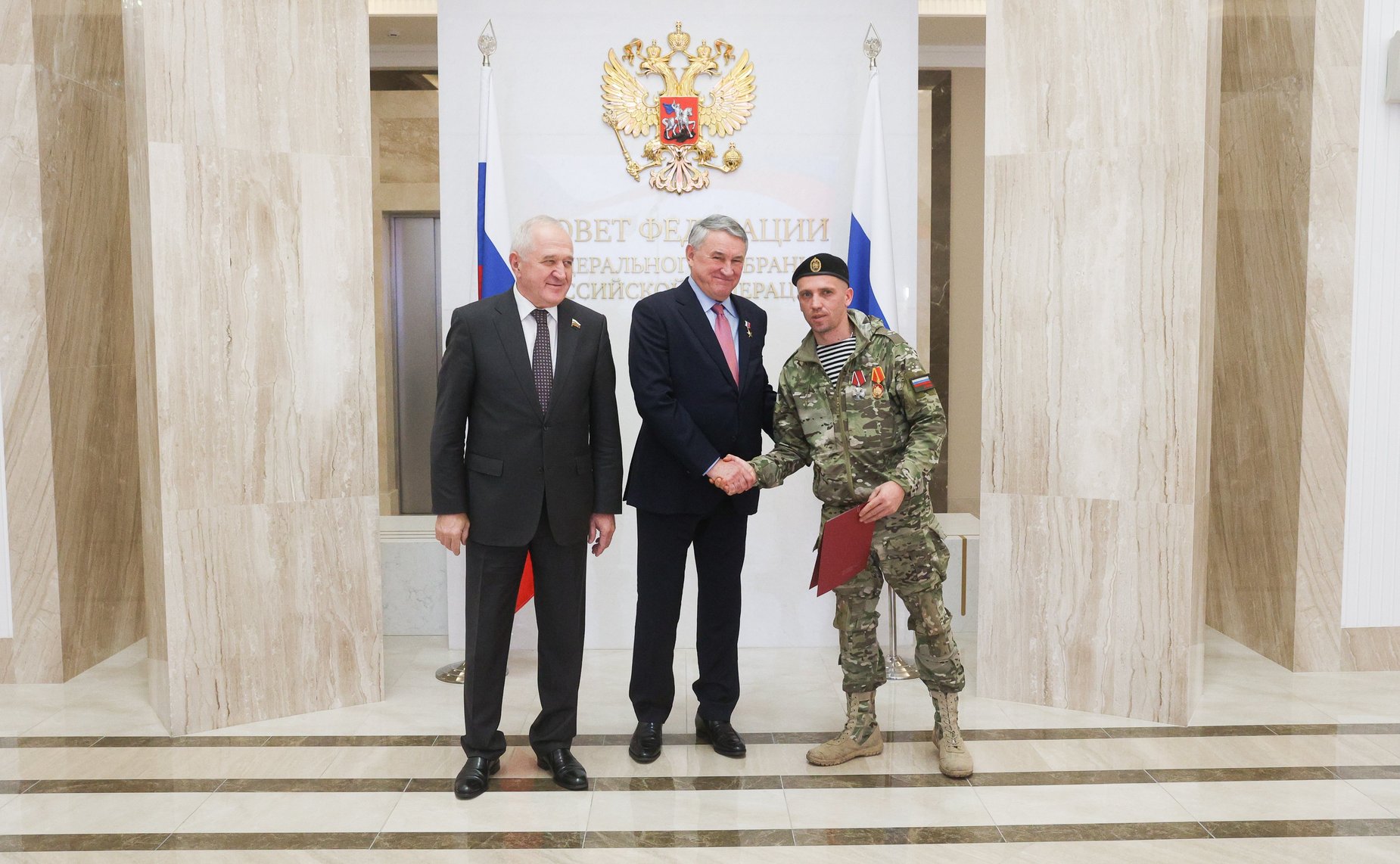 Торжественное награждение военнослужащих в рамках проведения открытия патриотической выставки фотографий военнослужащих Отдельной диверсионной штурмовой бригады «Ветераны»