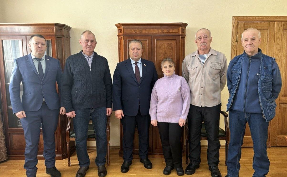 Денис Гусев встретился с ветеранами Нарьян-Марского морского торгового порта