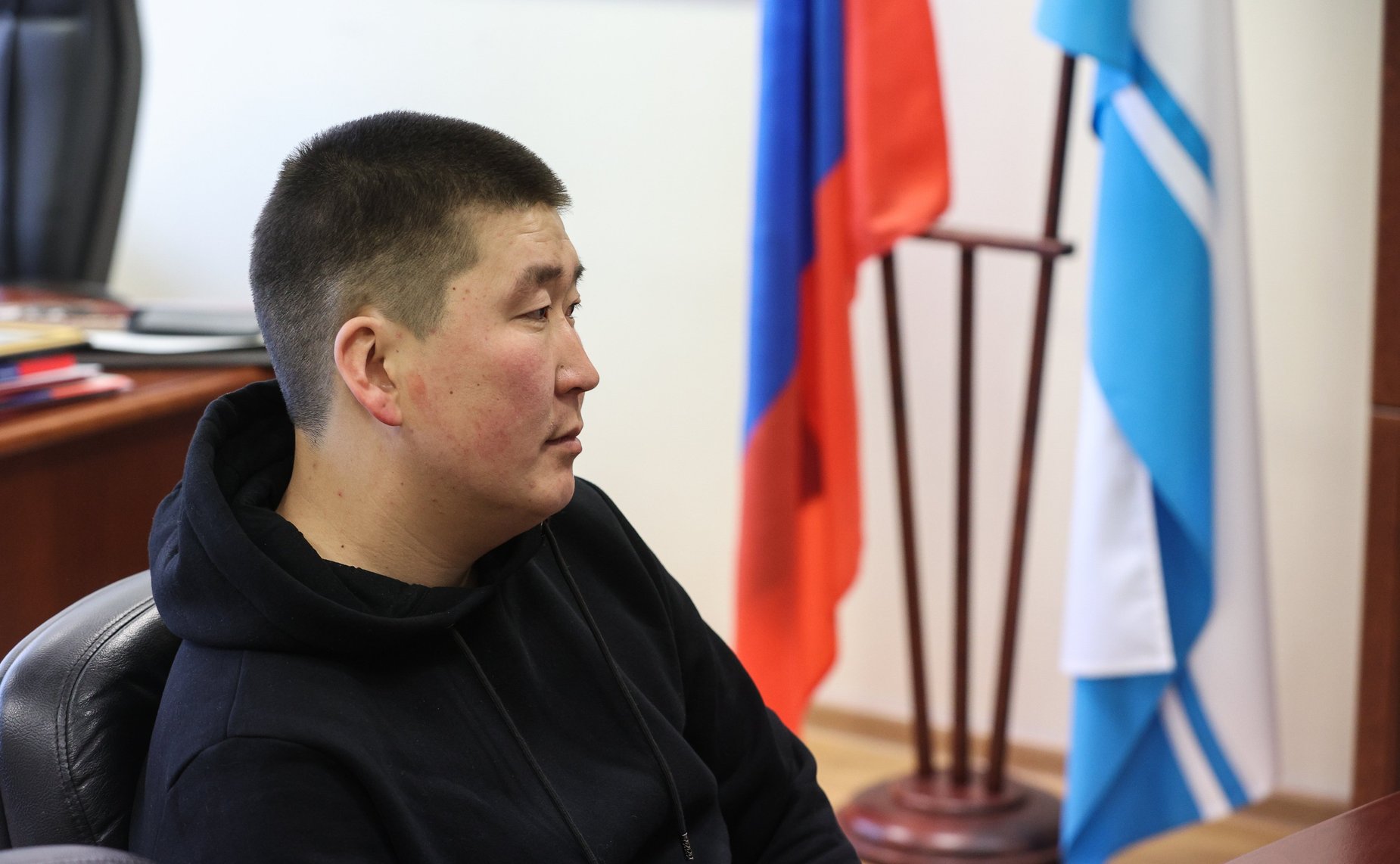 Владимир Полетаев пригласил Героя России Амыра Аргамакова из Республики Алтай в Совет Федерации, где лично поздравил его с присвоением высшего звания за заслуги перед государством и народом