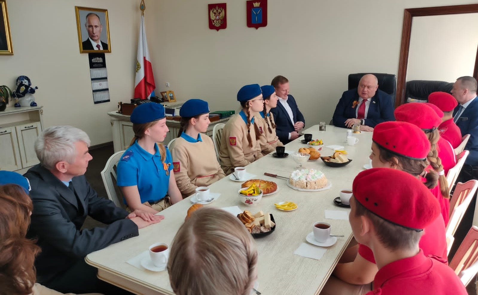 Сергей Аренин совместно с Главным федеральным инспектором по Саратовской области Виталием Сластным в преддверии празднования Дня Победы провели встречу с участниками движения Юнармия