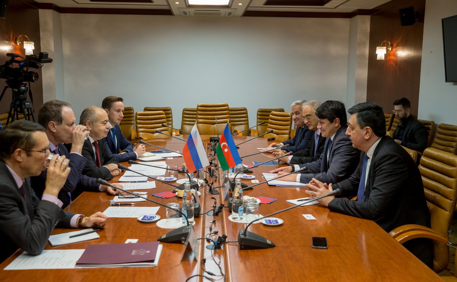 Встреча И. Умаханова с председателем Государственного комитета Азербайджанской Республики по работе с диаспорой Ф. Мурадовым