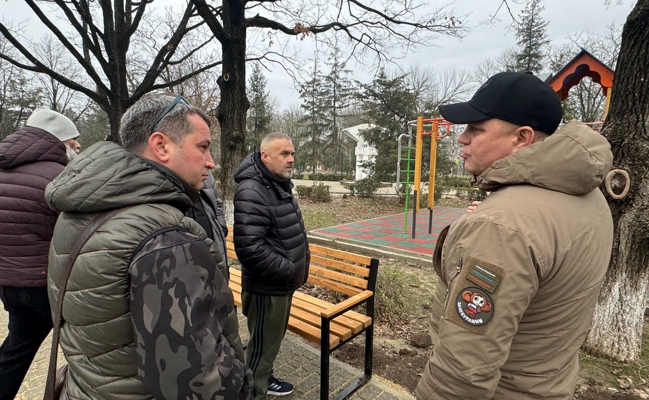 Игорь Кастюкевич вместе с представителями органов местной власти ознакомился с ходом работ по благоустройству парковой территории в пгт Каланчак