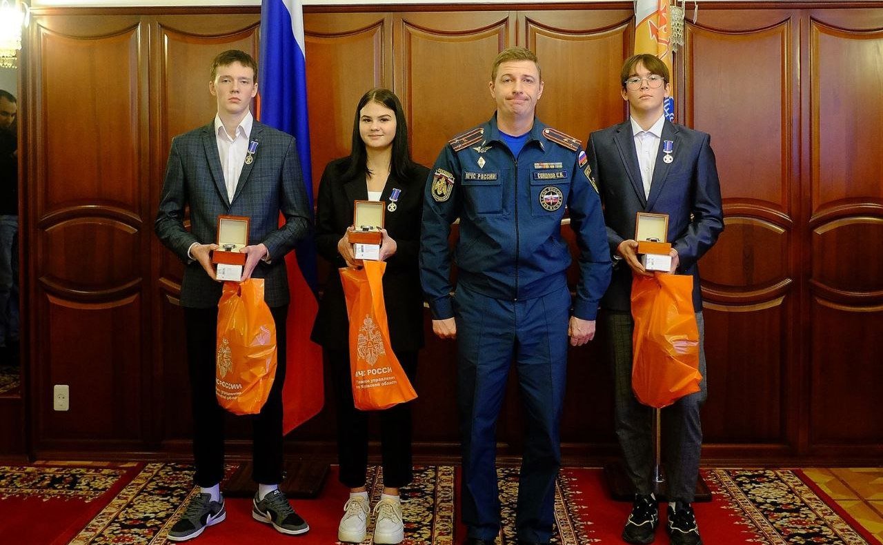 Сенаторы посетили социальные учреждения в городе Кирове и вручили памятные медали детям-героям