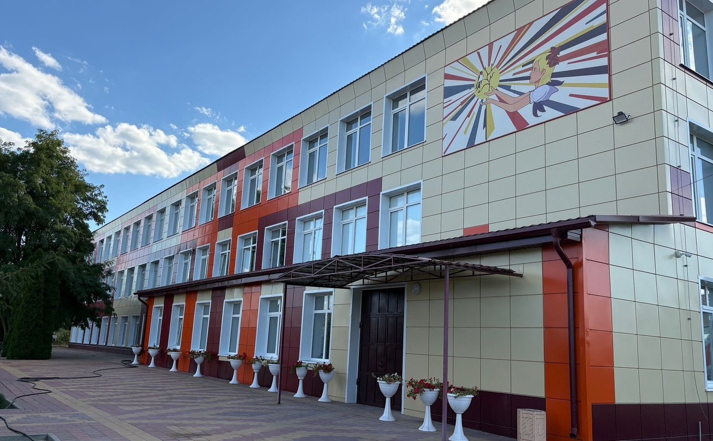 Сергей Горняков принял участие в торжественной линейке средней школы имени И.В. Мушкетова, обновленной после капитального ремонта