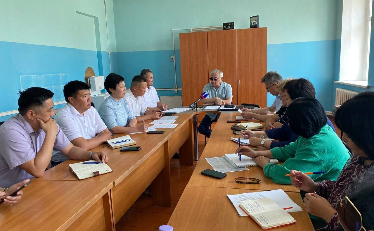 Баир Жамсуев в ходе региональной недели провел рабочие встречи и прием граждан по личным вопросам