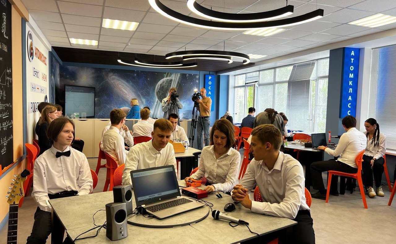 Руслан Смашнёв принял участие в торжественной церемонии открытия Атомкласса на базе средней общеобразовательной школы № 33 города Смоленска