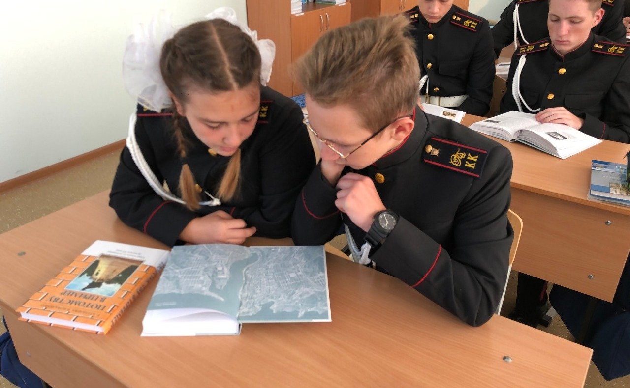 Екатерина Алтабаева в ходе поездки в регион встретилась с воспитанниками Севастопольского кадетского корпуса Следственного комитета РФ им. В.И. Истомина