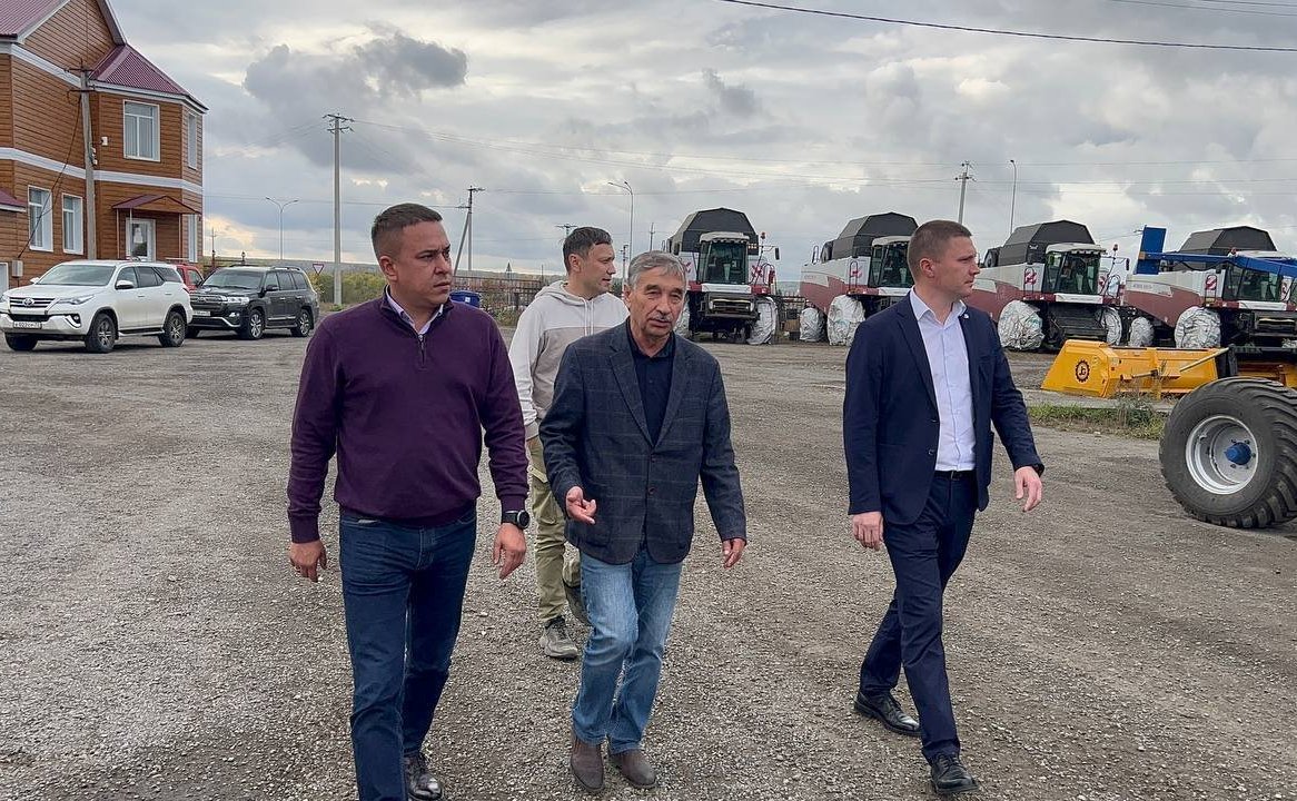 Айрат Гибатдинов в преддверии Дня работника сельского хозяйства и перерабатывающей промышленности посетил ряд агропромышленных предприятий Ульяновской области