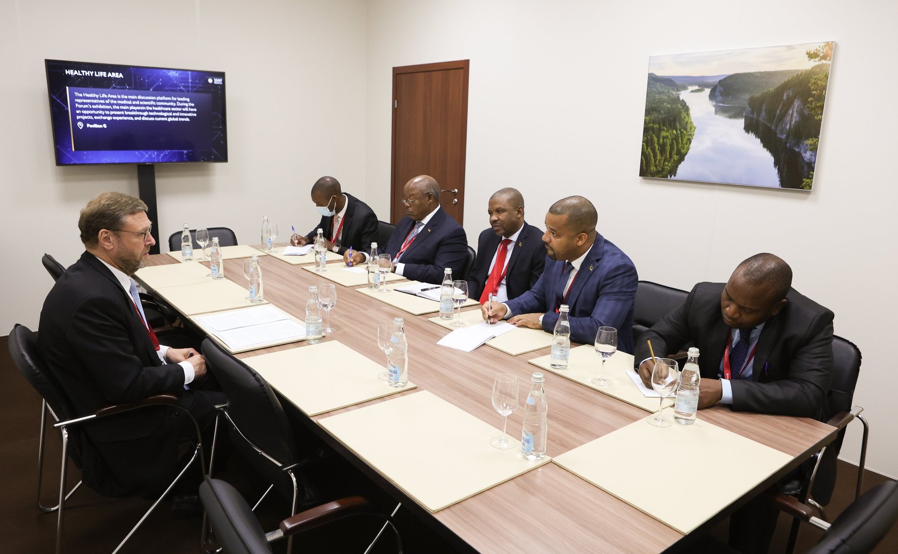 Встреча заместителя Председателя СФ Константина Косачева с первым заместителем Председателя Ассамблеи Республики Мозамбик Элдером Эрнешту Инжожу