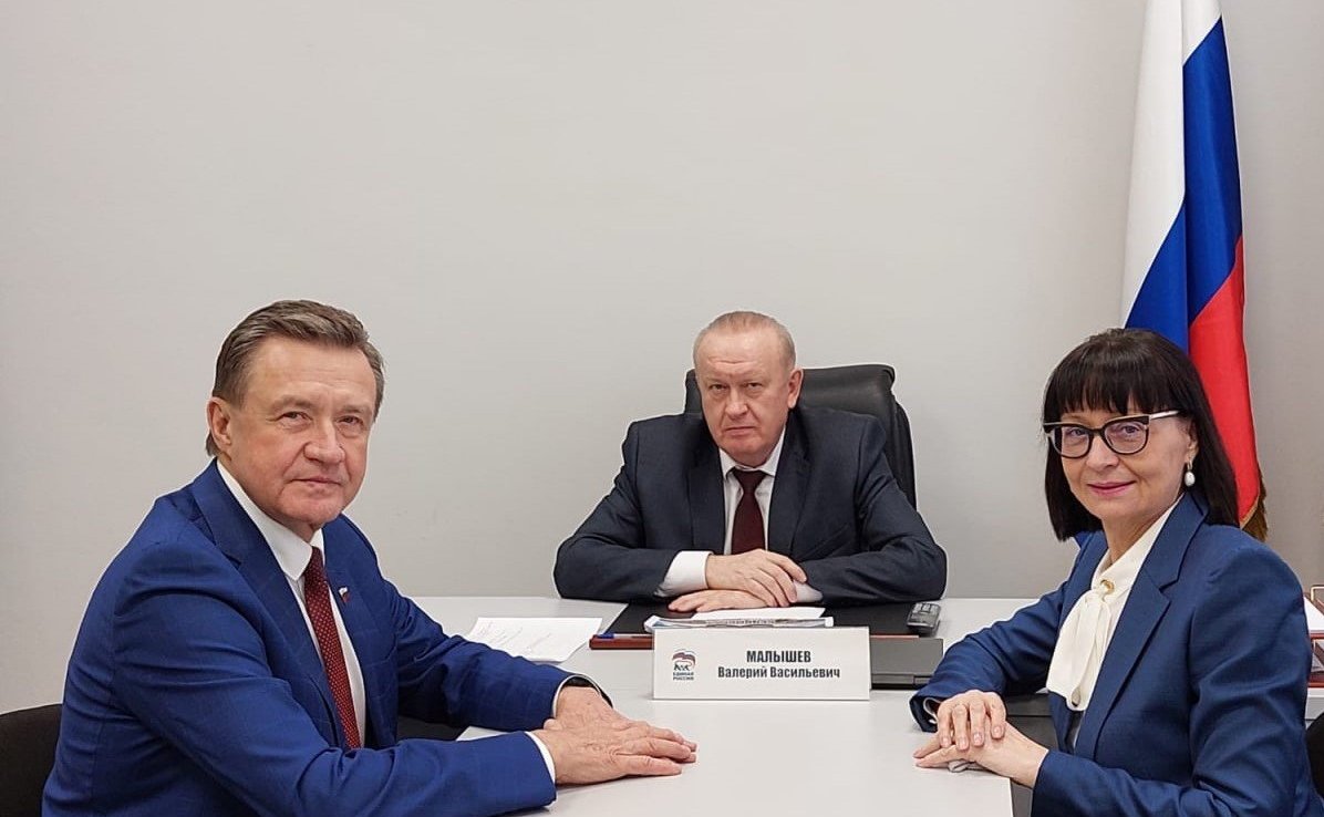 Сергей Рябухин провел встречу со спикером регионального парламента Валерием Малышевым и руководителем общественной приемной Мариной Беспаловой