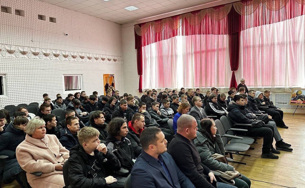 Айрат Гибатдинов представил фотовыставку учащимся колледжа