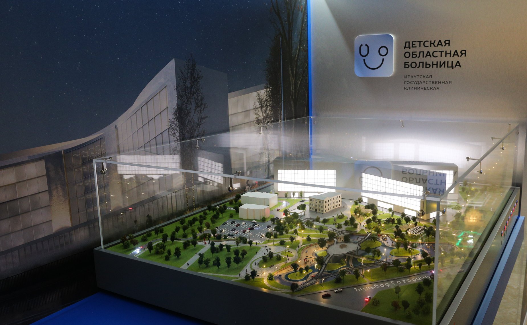 Валентина Матвиенко и Игорь Кобзев осмотрели выставку, посвященную истории и современности Иркутской области, которая в эти дни развернута в Совете Федерации