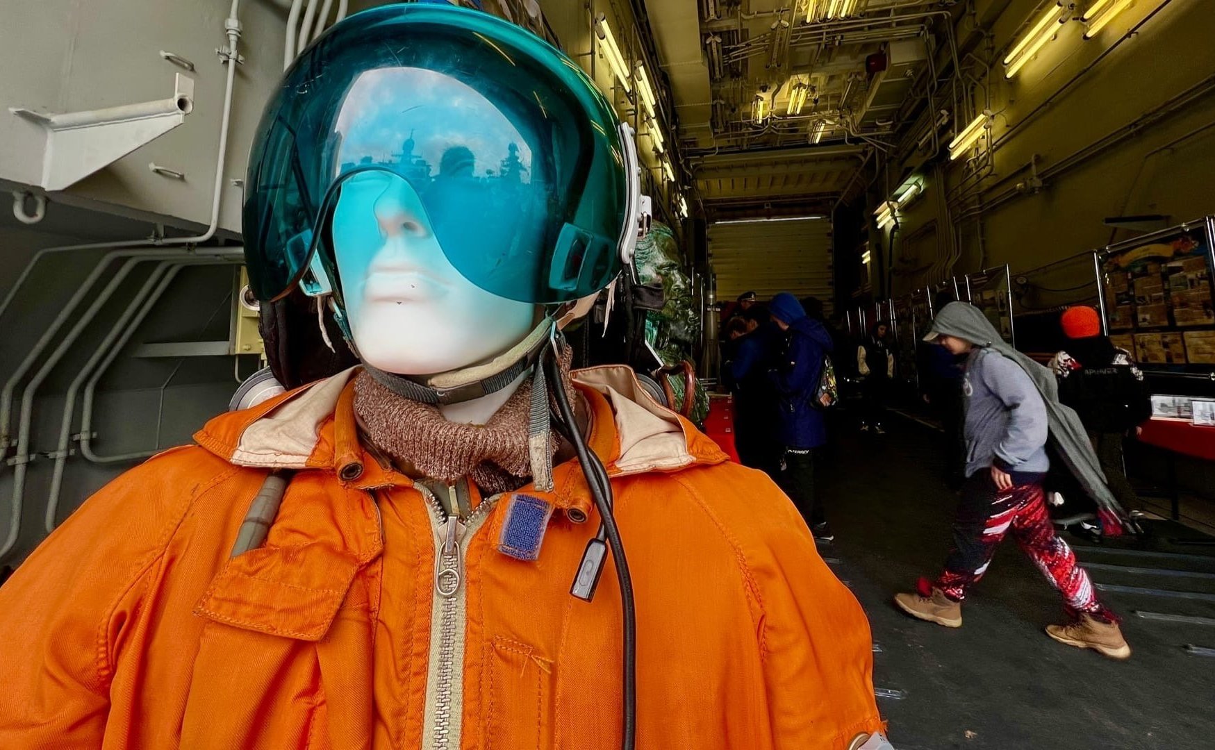 Татьяна Сахарова ознакомилась с экспозицией агитационной выставки на корабле «Иван Грен»