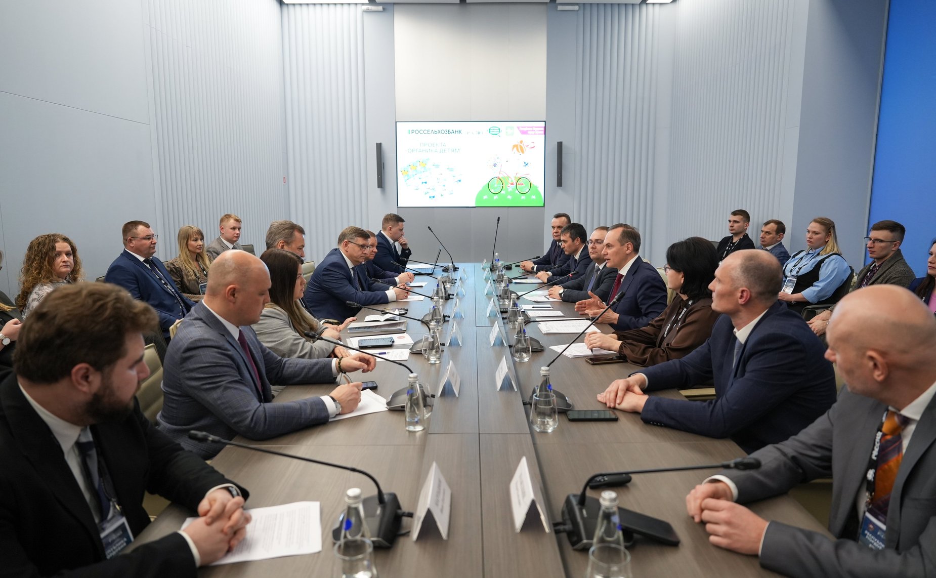 Первый заместитель Председателя Совета Федерации Андрей Яцкин принял участие в круглом столе, посвященном реализации проекта по интеграции органической молочной продукции в рацион детей, — «Органика детям»