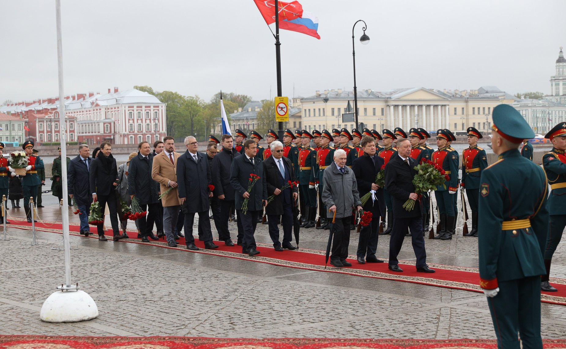 Церемония возложения цветов к памятнику Петру Первому на Сенатской площади