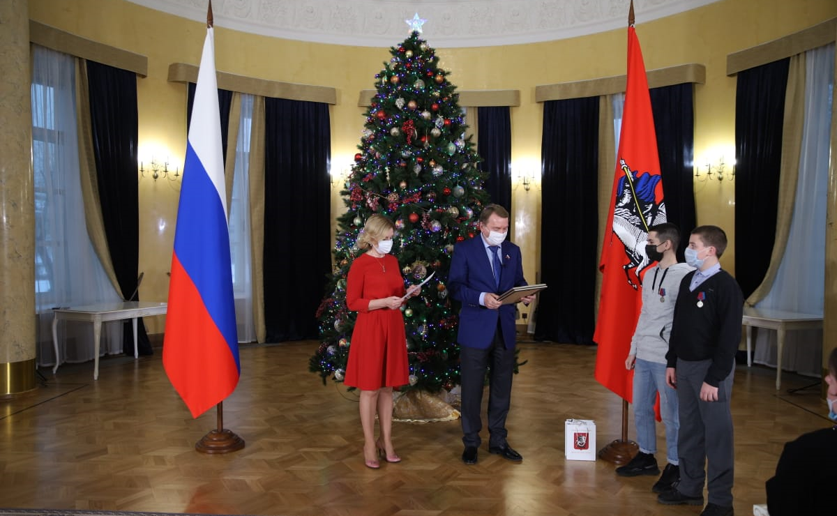 Инна Святенко и Владимир Кожин приняли участие в церемонии награждения юных москвичей, которые совершили геройские поступки и спасли человеческие жизни