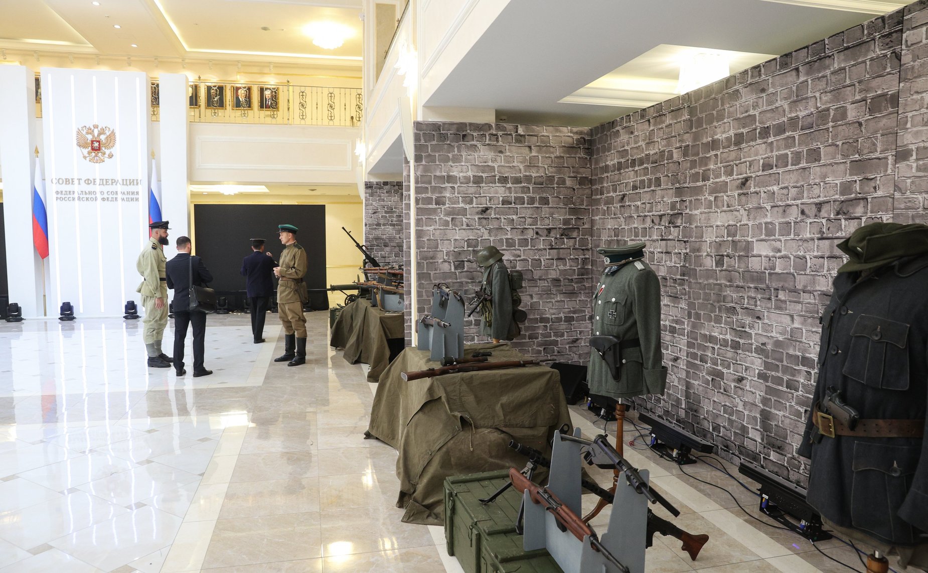 Юрий Воробьев и Дмитрий Василенко открыли в Совете Федерации выставку «Невыученные уроки истории. Связь времен. Пропаганда ненависти»