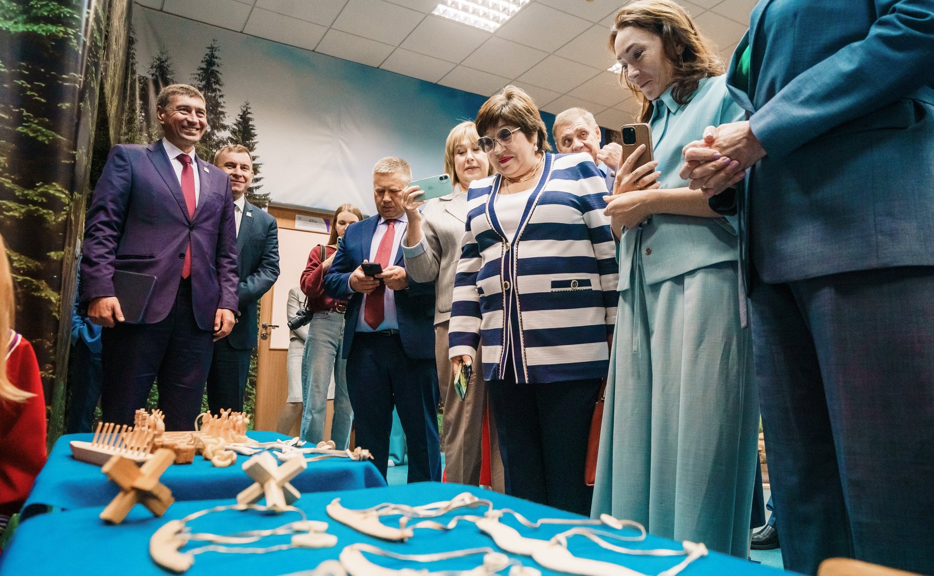 Сенаторы посетили Школу креативных индустрий на базе Окружного Дома народного творчества и Центр народных художественных промыслов и ремесел