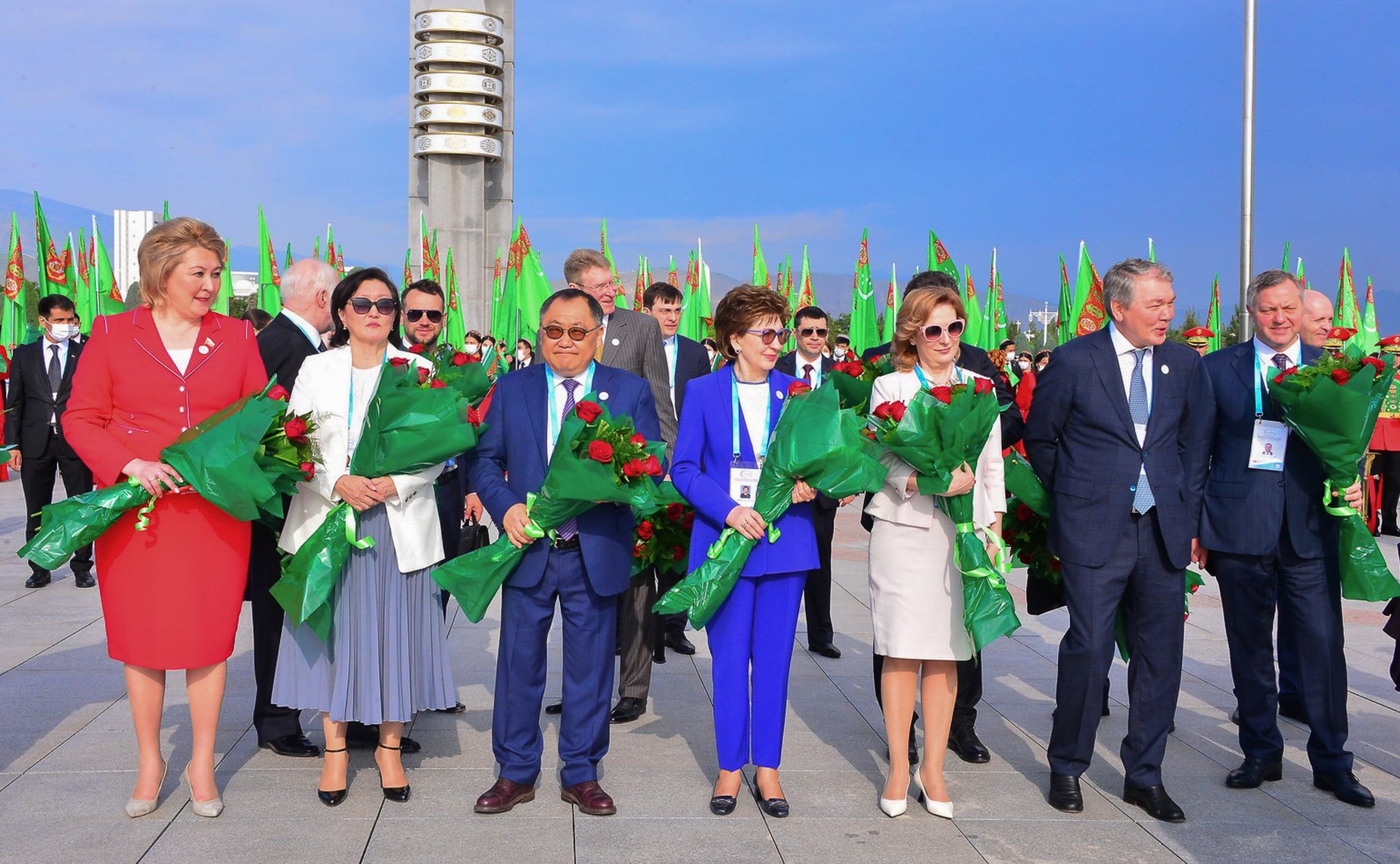 Церемония возложения цветов к монументу Конституции Туркменистана