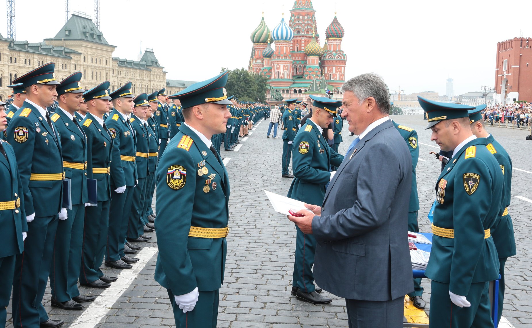 Ю. Воробьев принял участие в церемонии вручения дипломов выпускникам вузов МЧС