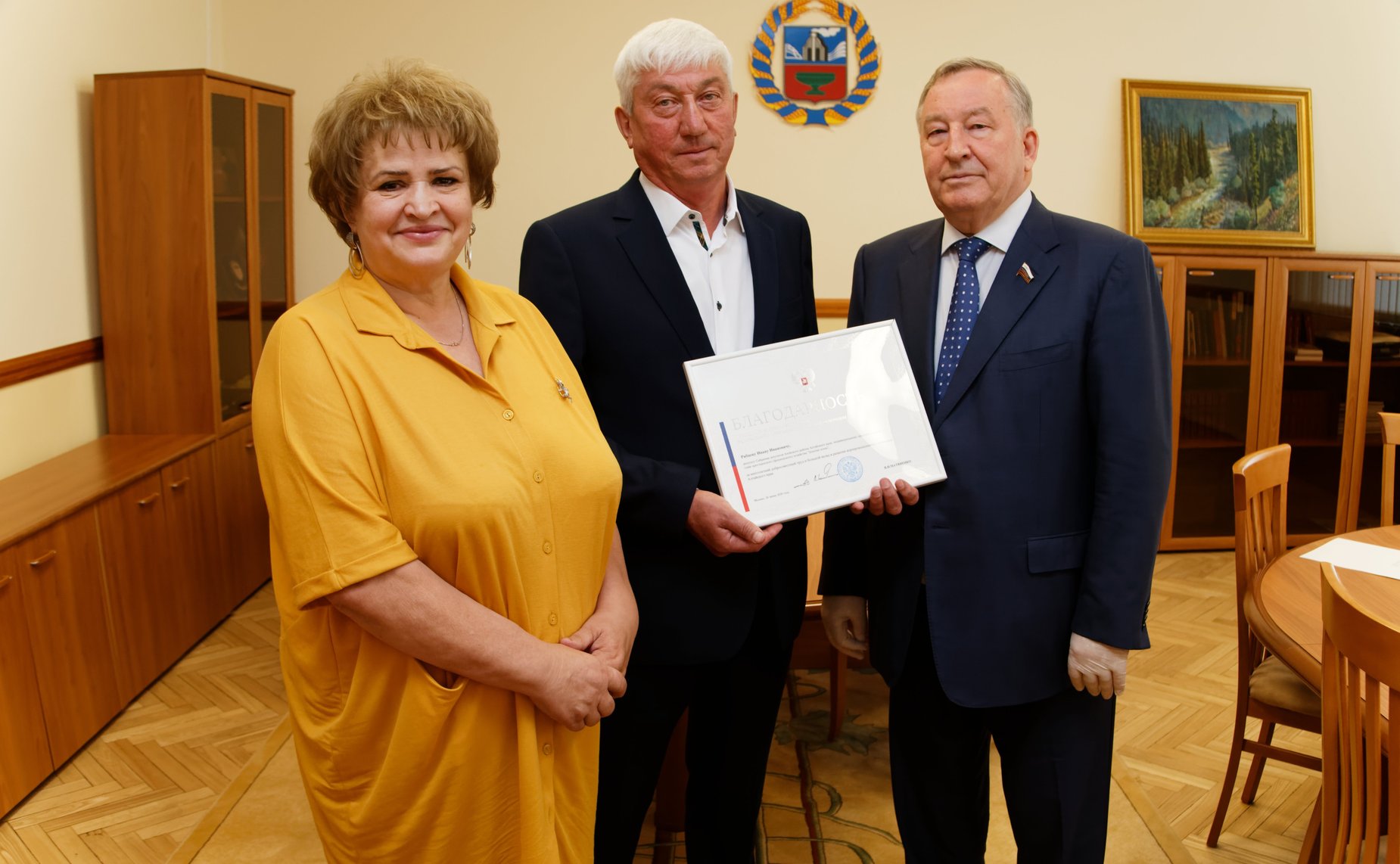 Александр Карлин вручил от Совета Федерации своим землякам заслуженные награды за высокие показатели в профессиональной и общественной деятельности и значительный вклад в социально-экономическое развитие региона