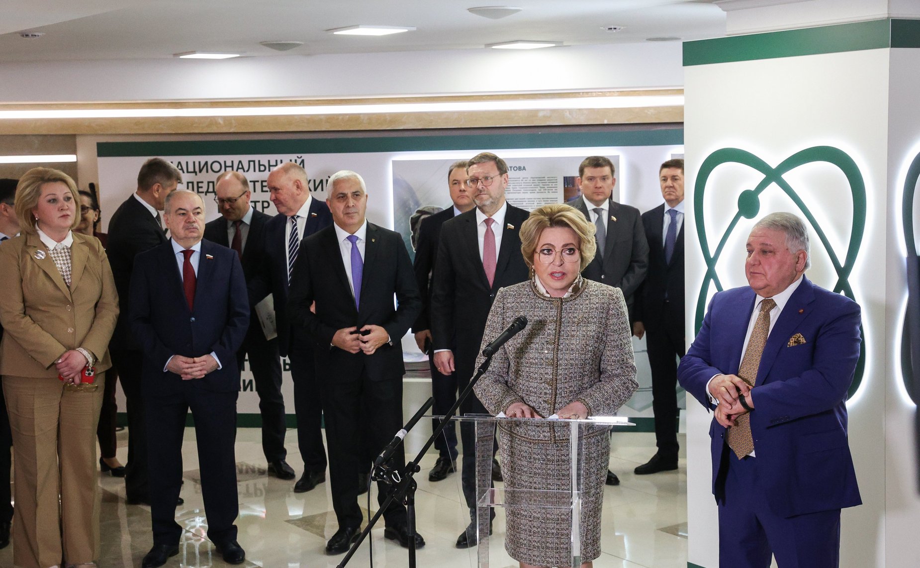 Валентина Матвиенко и президент НИЦ «Курчатовский институт» Михаил Ковальчук открыли выставку «Курчатовский институт – 80 лет для страны и мира»