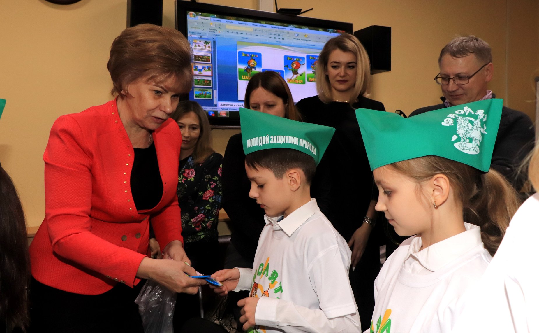 Татьяна Гигель и Владимир Зотов в муниципальном округе Мытищи приняли участие в акции посвящения ребят в «Эколята»