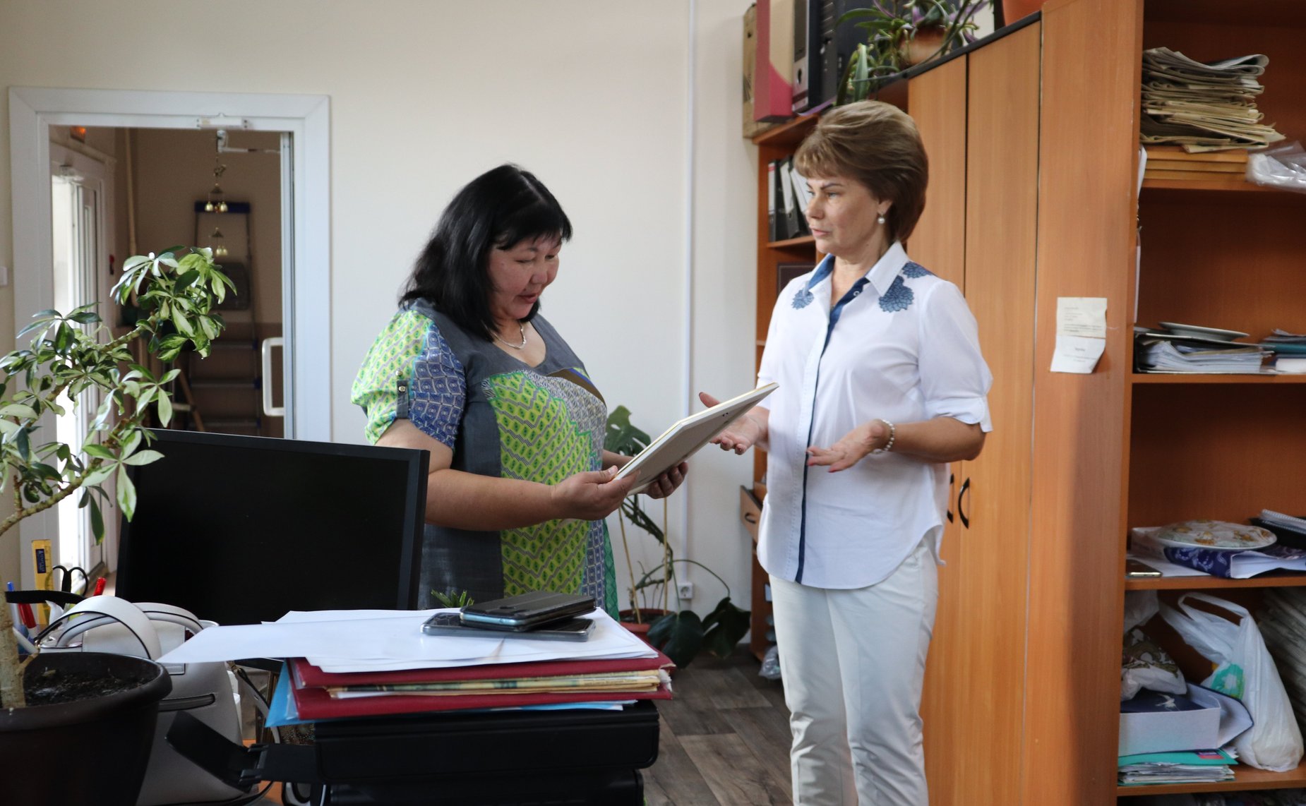 Татьяна Гигель вручила Благодарственные письма журналистам за многолетний добросовестный труд, высокий профессионализм и большой вклад в развитие СМИ Республики Алтай