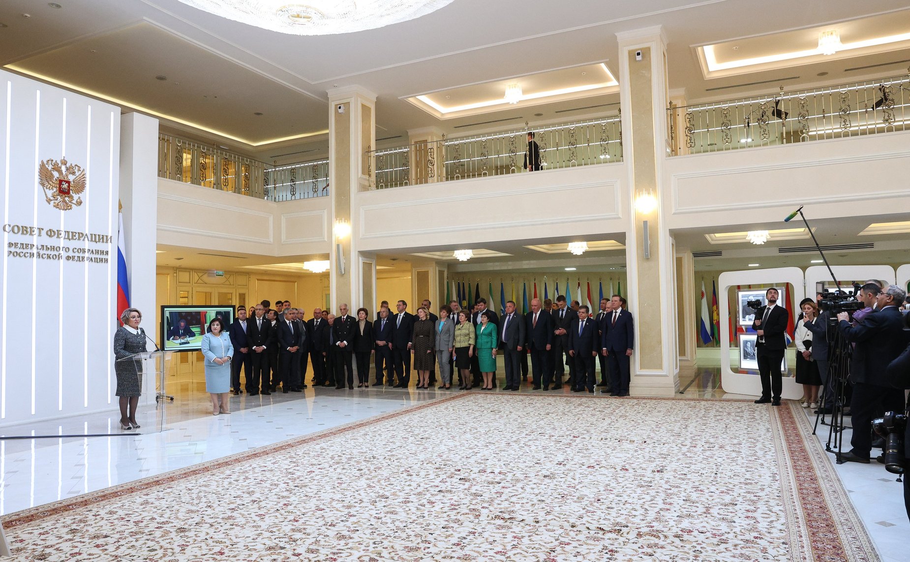 Валентина Матвиенко и Председатель Милли Меджлиса Азербайджанской Республики Сагиба Гафарова открыли в верхней палате российского парламента фотовыставку «В России часть моей души…», посвященную 100-летию со дня рождения Гейдара Алиева