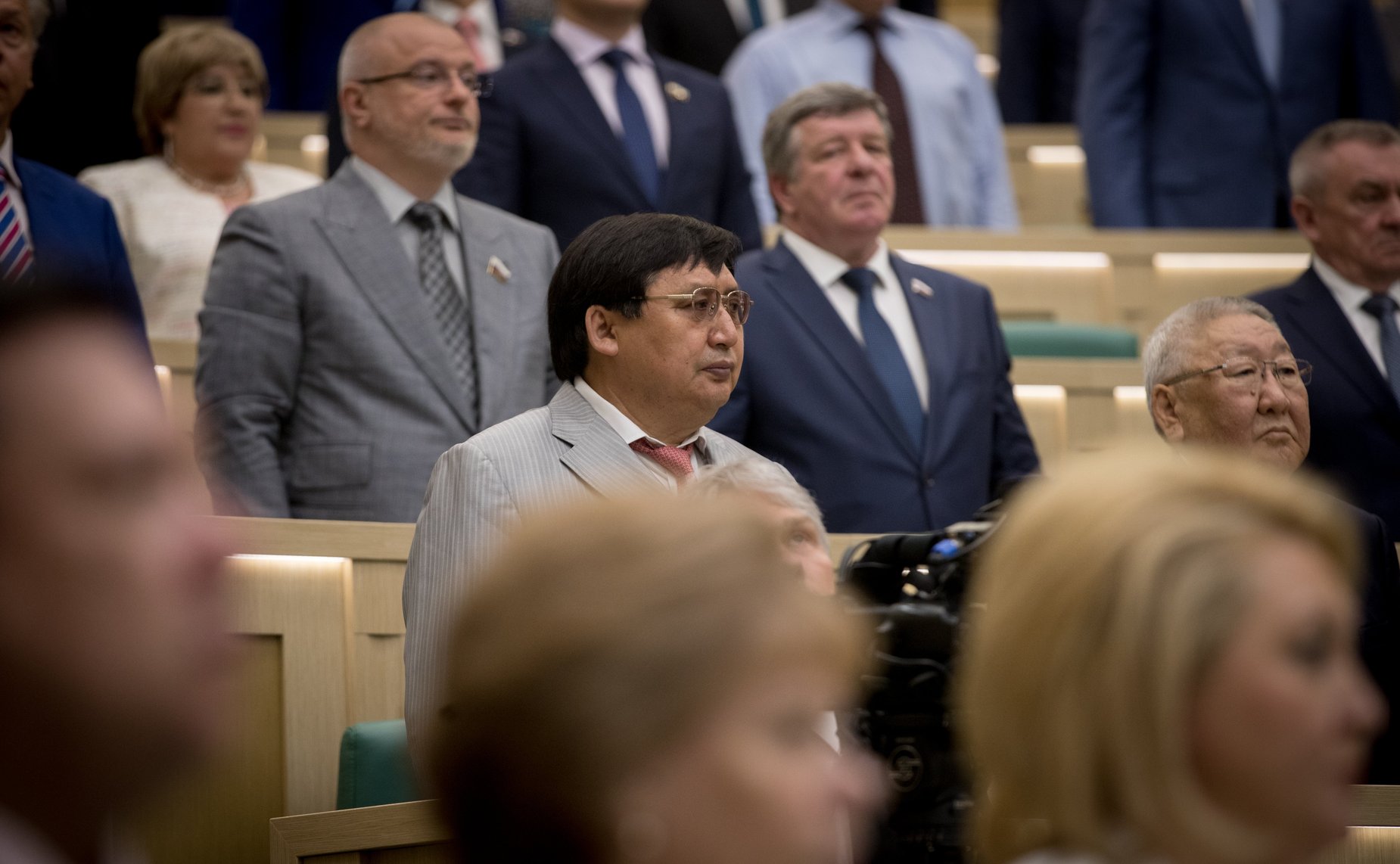 Сенаторы слушают гимн России перед началом 459-го заседания Совета Федерации