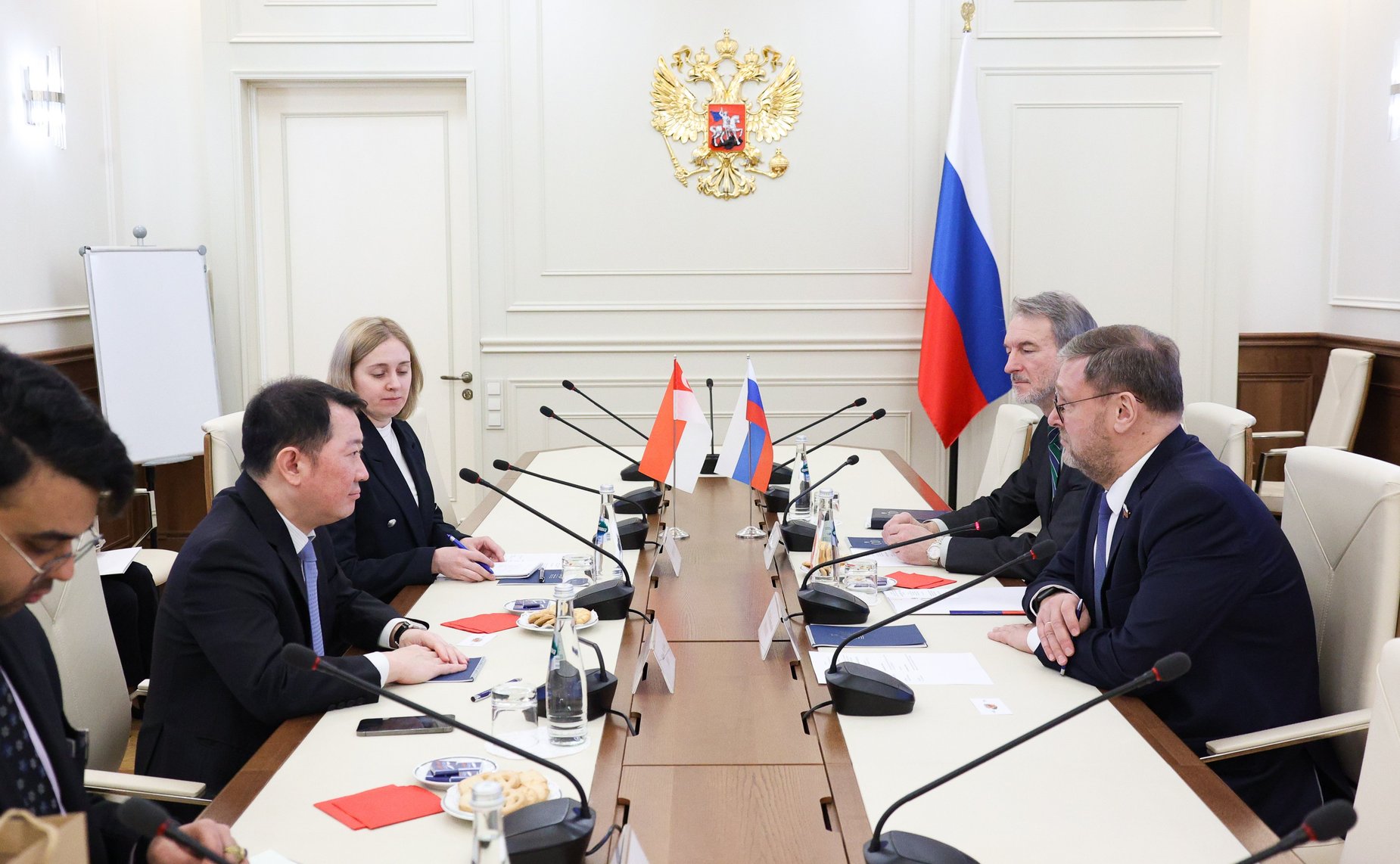 Заместитель Председателя Совета Федерации Константин Косачев провел встречу с Чрезвычайным и Полномочным Послом Республики Сингапур в РФ Нео Эк Бенг Марком