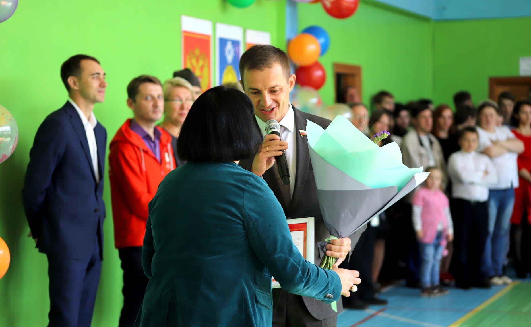 Дмитрий Шатохин посетил праздничную линейку в честь Дня знаний в среднеобразовательной школе №18 города Сыктывкара