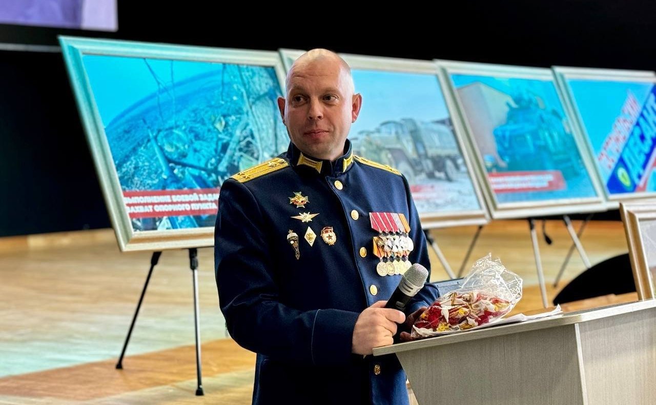 Айрат Гибатдинов вместе с участником СВО, кавалером трех орденов Мужества Денисом Черняковым провели «Урок мужества» в ульяновском лицее № 102