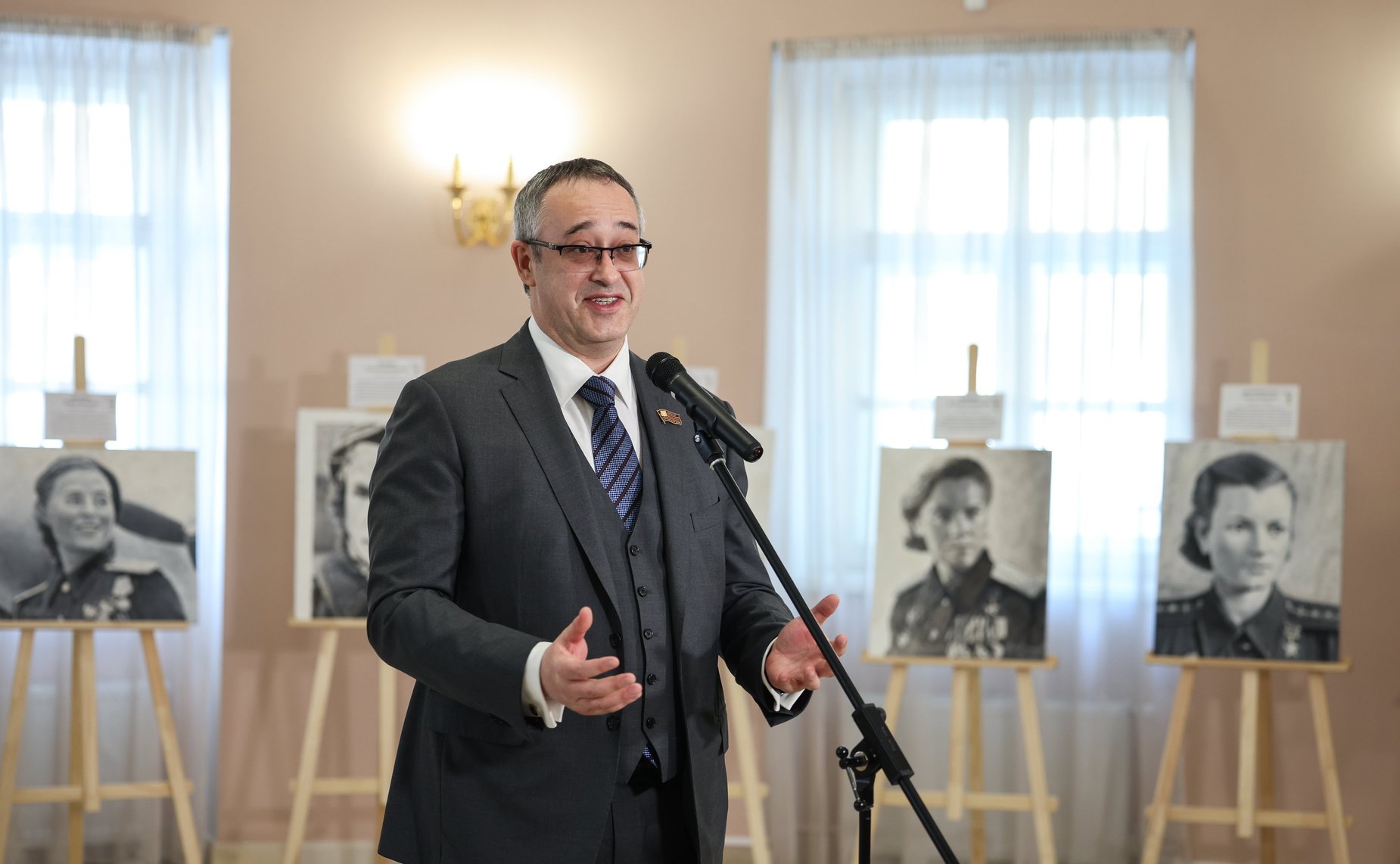 Инна Святенко приняла участие в открытии в Московском парламентском центре выставки «Прекрасный полк» Асара Сафиулина (фото пресс-служба Московской городской Думы)