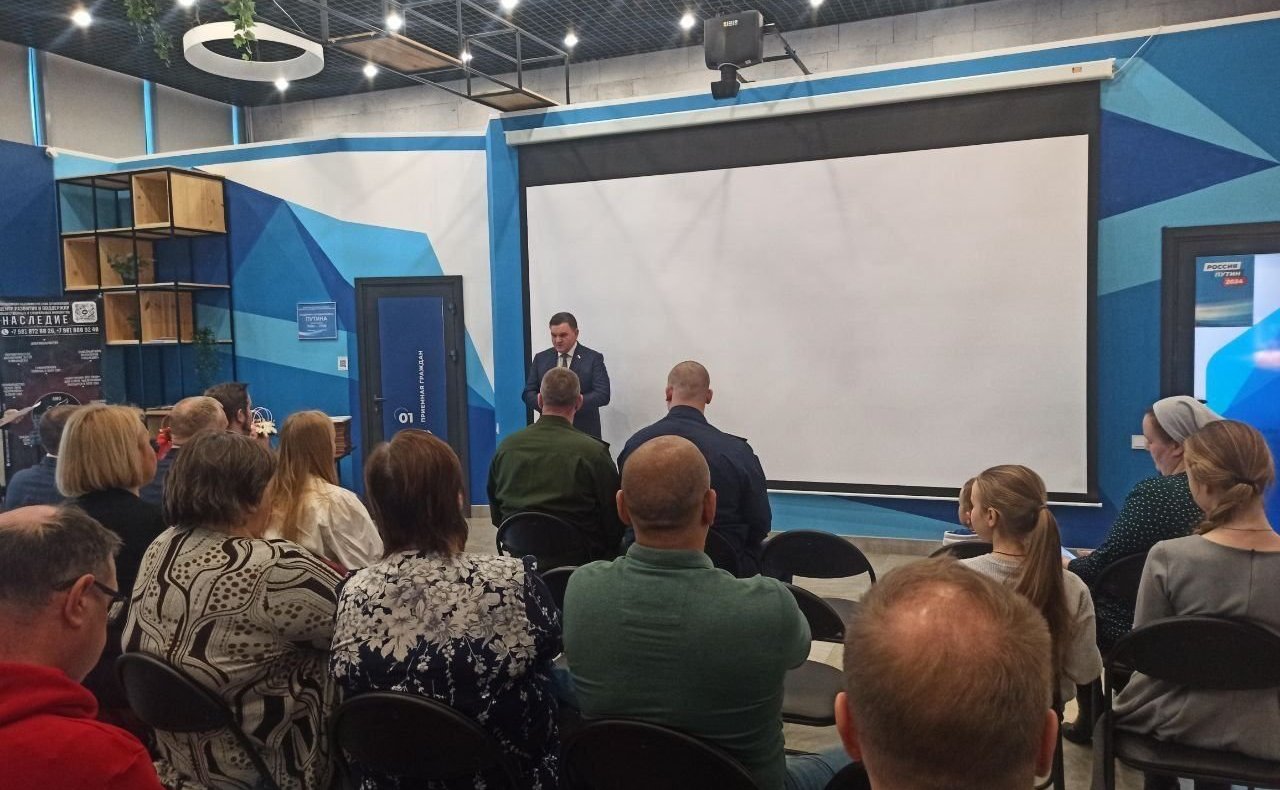 Сергей Перминов вручил награды Совета Федерации, которыми за выдающиеся заслуги отмечены жители Ленинградской области