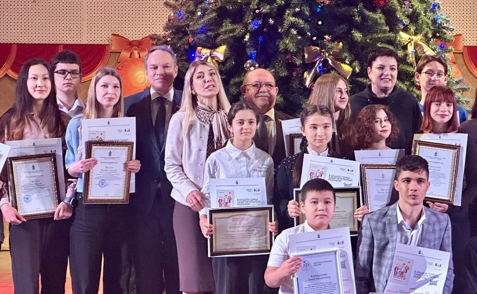 Александр Башкин и Геннадий Орденов наградили юных астраханцев — участников творческой школы-конкурса «Портрет твоего края»