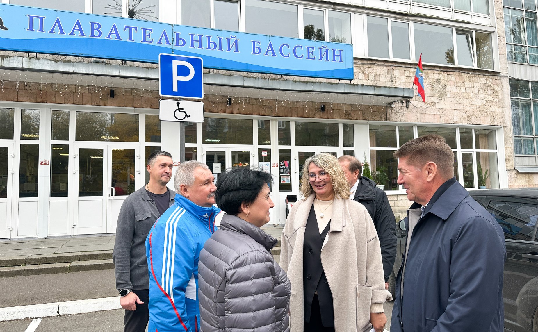 Сенаторы осмотрели плавательный бассейн «Темп»